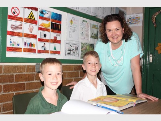 Henk, Christiaan en Annie Nolan. Annie sê ma's moet seker maak hul kinders is elke dag reg vir skool.